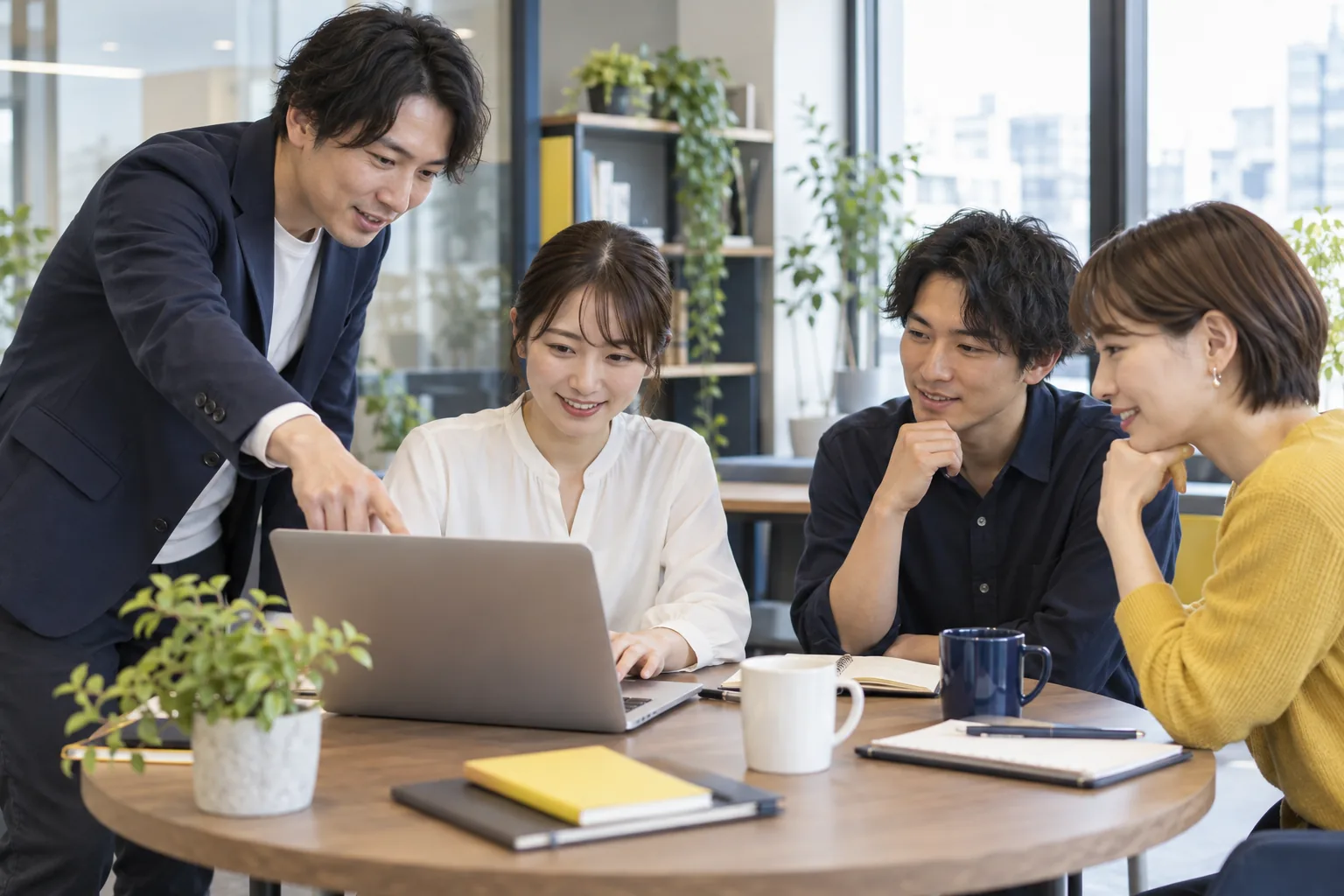 社員同士で使い方を教え合っているイメージ写真