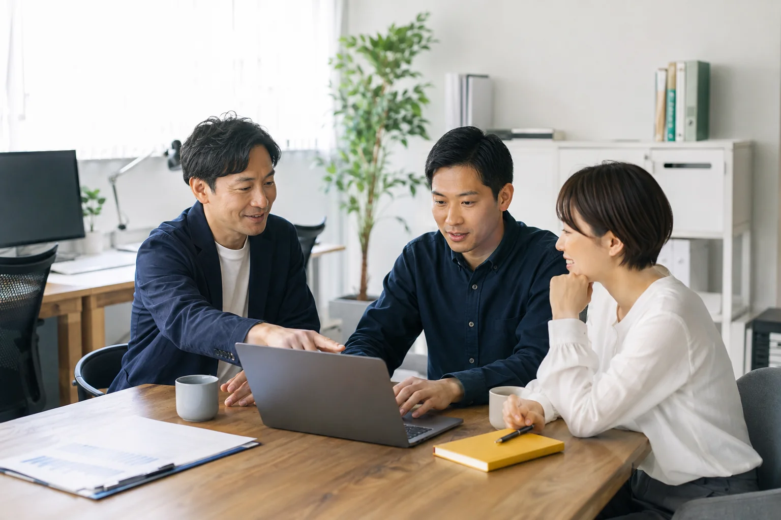 経営者と社員が、仕事でのAI活用を一緒に試すイメージ
